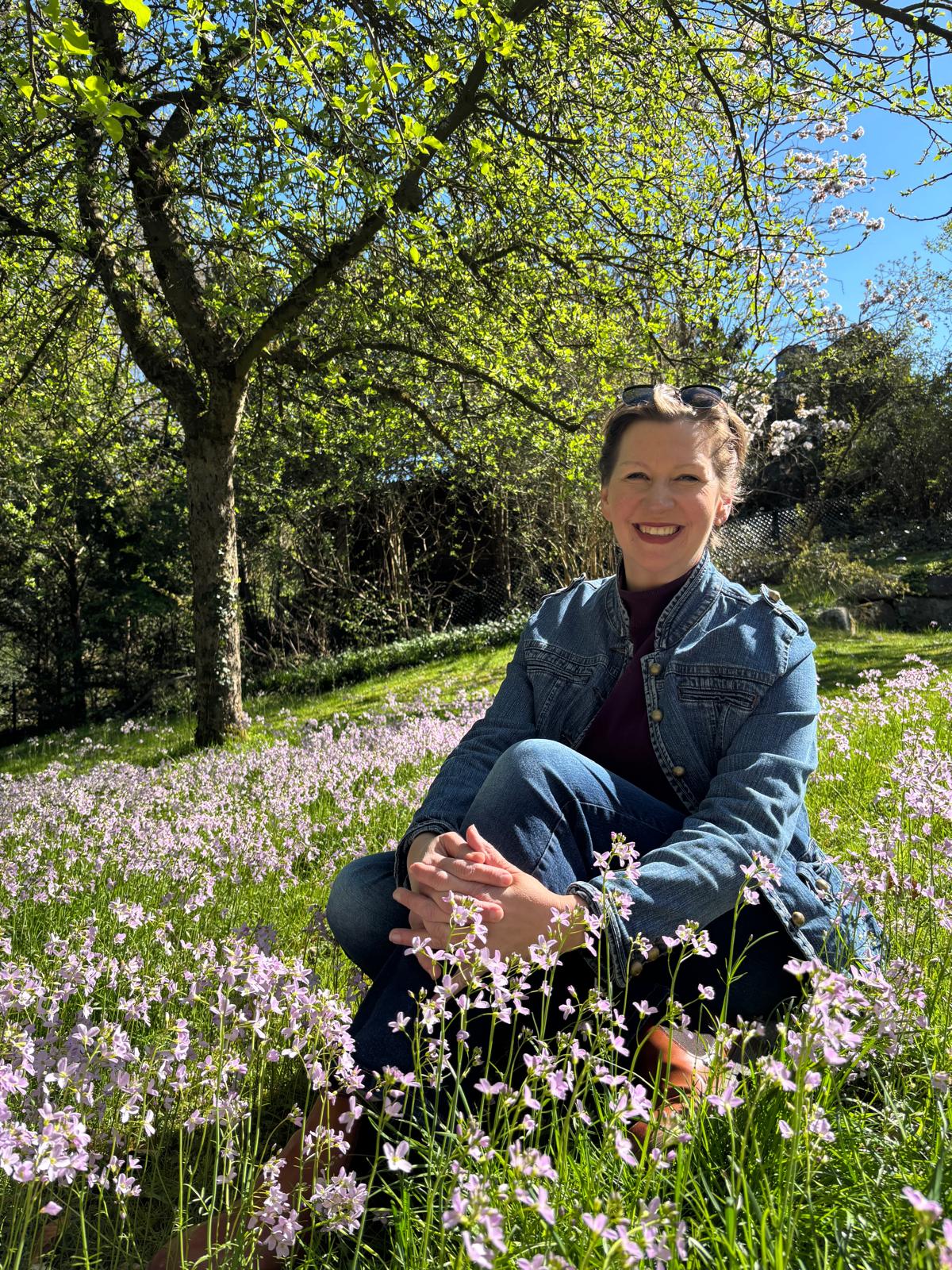 Künstlerin Marion Fuchs in ihrem natürlichen Arbeitsumfeld – zwischen Natur, Licht und Inspiration.