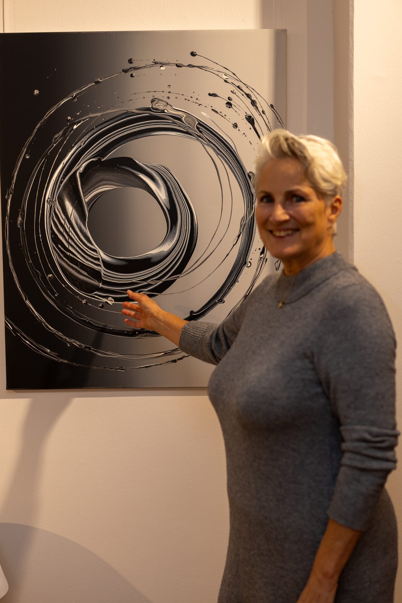 37-Ursula-van-Wilgenburg-vor-ihrem-Werk