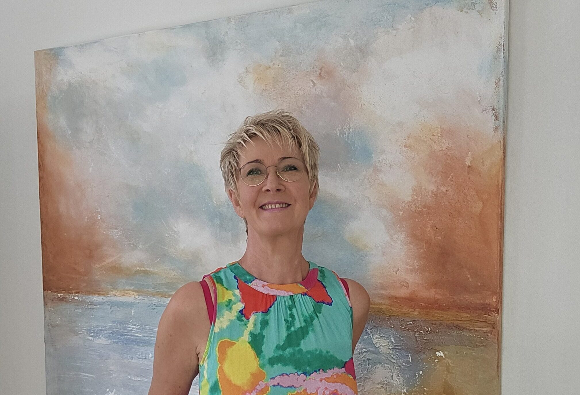 Anita Franz vor ihrem Bild