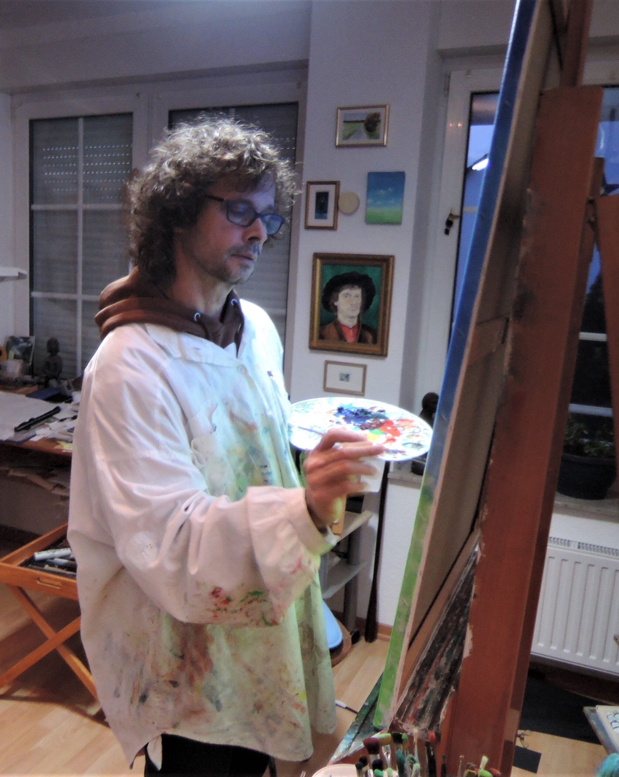 Marcos Vieira bei der Arbeit in seinem Atelier. Persönlich gibt es die Möglichkeit am 12.05 ab 16:00 Uhr mit Marcos ins Gespräch zu kommen
