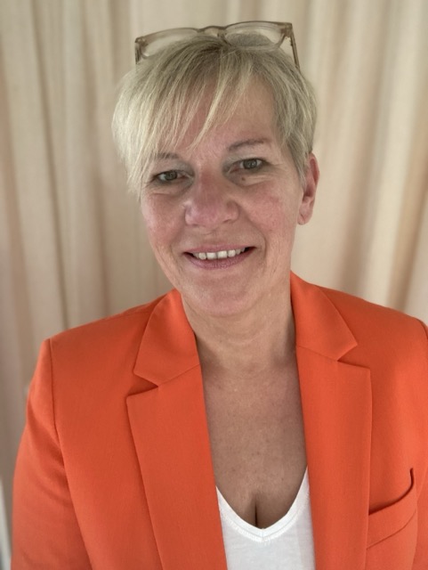 Kirsten Wallbaum stellt am 12.05.2026 ihre Werke in der GlowArt Gallery aus