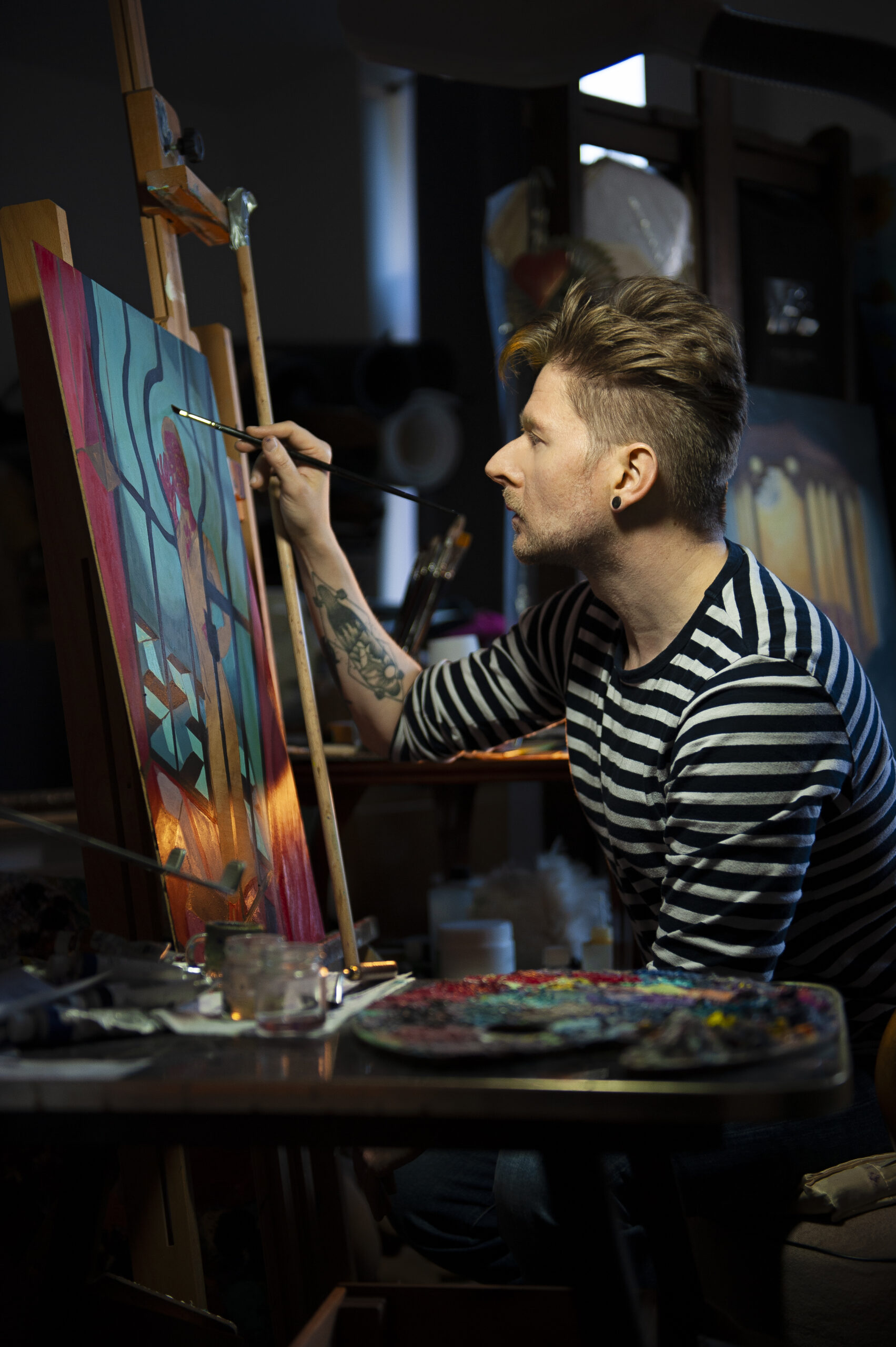 Sascha Lantzsch bei der Arbeit im Atelier: Der Künstler entwickelt seine Bildwelten intuitiv – zwischen figurativer Andeutung und abstrakter Verdichtung.