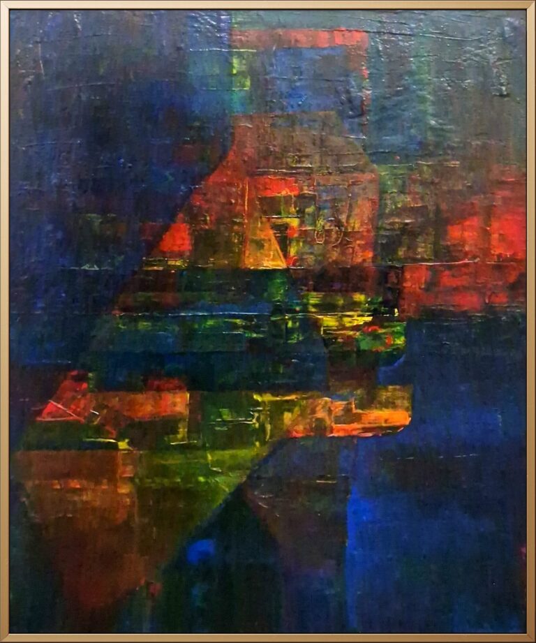 Aus einem tiefblauen Bildraum treten warme Orange- und Rottöne sowie leuchtende grüne und gelbe Akzente hervor. Kantige Farbfelder überlagern sich und verdichten sich in der Bildmitte.